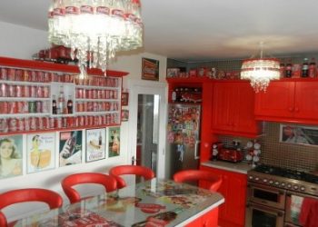 Американка оформила интерьер в стиле Coca-Cola
