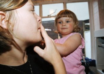 Стало известно, какие недуги ждут детей курильщиков
