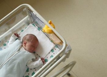 Медики рассказали о вреде детских влажных салфеток