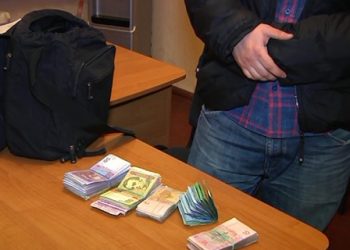 Мужчина ограбил заправку с помощью футболки и зажигалки