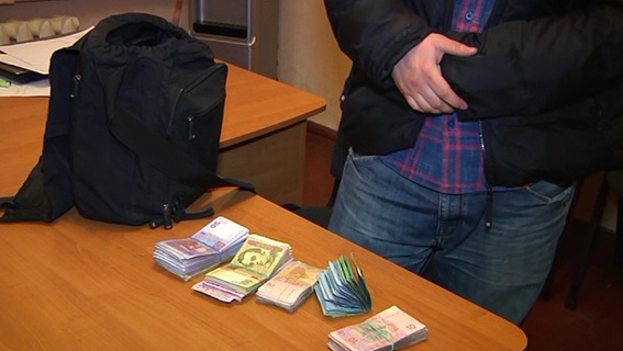 Мужчина ограбил заправку с помощью футболки и зажигалки