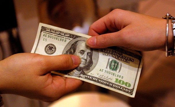 Доллар на «черном» рынке упал до 25 гривен