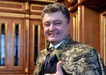 Порошенко похвастался формой с надписью «Циничный Бандера»