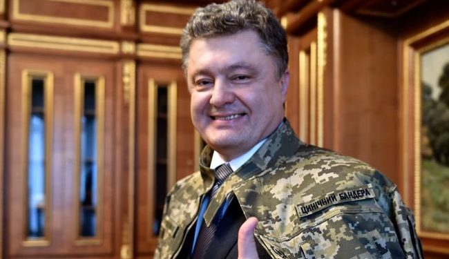 Порошенко похвастался формой с надписью «Циничный Бандера»