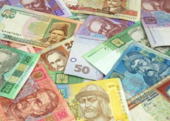Свежие данные о курсе валют: доллар и евро подешевели еще на гривну
