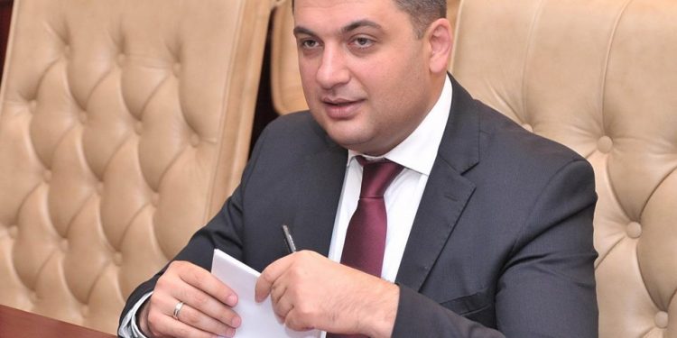 Гройсман и Порошенко подписали закон о запрете русских сериалов