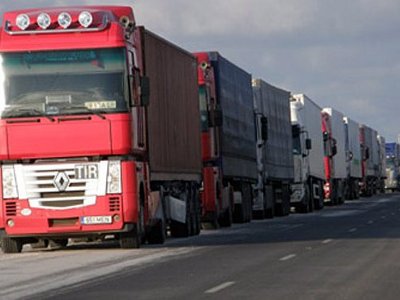Пограничники задержали 33 грузовика с незаконными товарами для боевиков