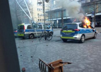 В Германии противники политики ЕЦБ закидали полицейских камнями