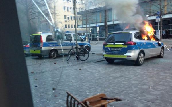 В Германии противники политики ЕЦБ закидали полицейских камнями