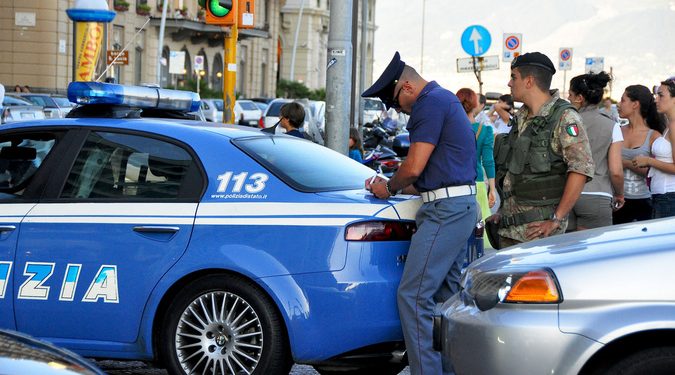 Итальянский мафиози спрятался от полиции в диване