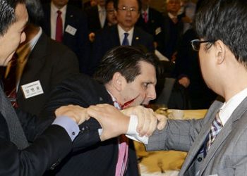 Житель Южной Кореи попытался передать мясо собаки послу США