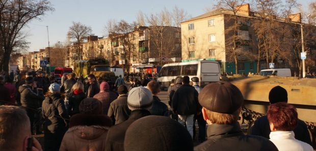 В Константиновке начались беспорядки возле общежития солдат