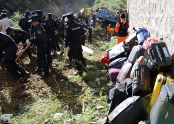 В Китае в пропасть сорвался автобус с оперной труппой