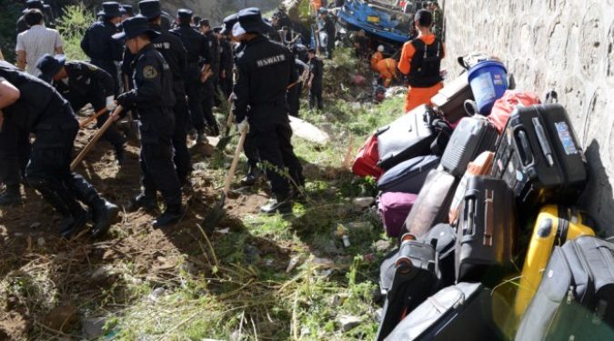В Китае в пропасть сорвался автобус с оперной труппой