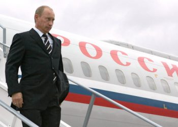 СМИ: Самолет Путина приземлился в Петербурге