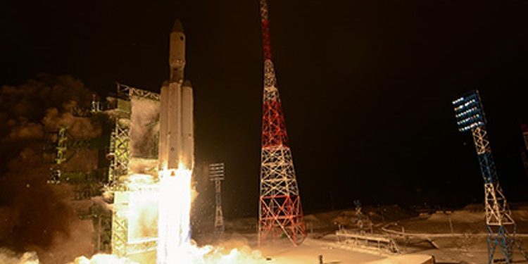 Космонавты будут делать пересадку на орбите
