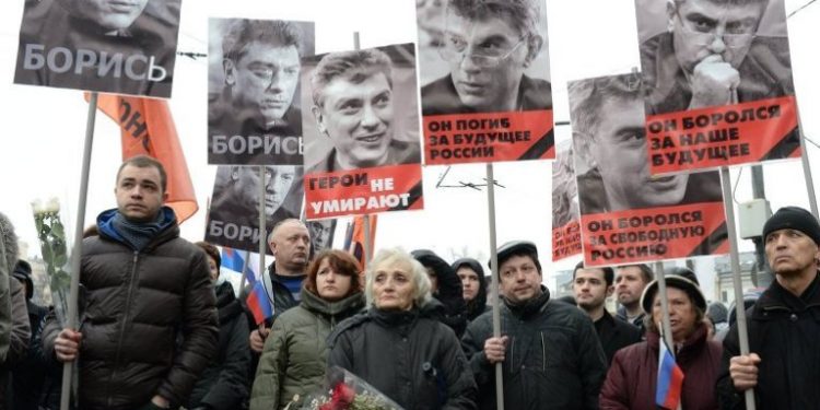 Российские власти сообщили о более 50 задержанных гражданах на шествии памяти Немцова