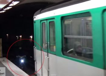 Француз решился на необычный способ передвижения в метро