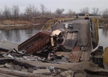 Боевики взорвали последний мост через Северский Донец
