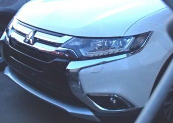 В объектив фотокамеры папарацци снова попался обновленный Mitsubishi Outlander. На автосалоне в Нью-Йорке в следующем месяце состоится мировая премьера обновленного Mitsubishi Outlander со скандально известным "иксобразным" дизайном (многие склонны полагать, что дизайн был "сворован" у новых Lada). И уже сейчас мы можем говорить, в чем обновленный Аутлендер отличается от предсерийного прототипа. Серийная версия кроссовера получит другую решетку радиатора, более простую архитектуру оптики, а также переднего бампера, но общая с концептом стилистика сохранится. Обновление, как предполагается, коснется только дизайна экстерьера и повышения качества материалов отделки салонов, добавления новых опций и систем безопасности. Линейка двигателей, вполне вероятно, сохранится в полном составе, но может пройти через комплекс мер по улучшению экологичности. На данный момент в России Аутлендер представлен с бензиновыми двигателями мощностью 146, 167 и 230 л.с., а также с гибридной силовой установкой. Кроссовер оснащен системой полного привода во всех комплектациях. По материалам: vopes.com