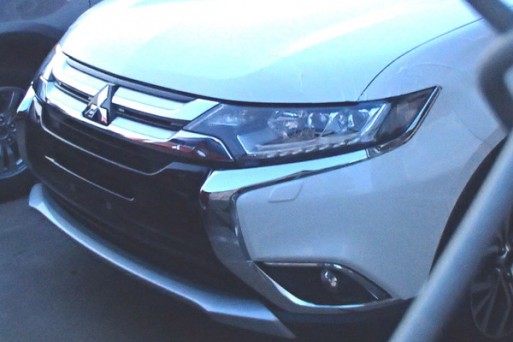 В объектив фотокамеры папарацци снова попался обновленный Mitsubishi Outlander. На автосалоне в Нью-Йорке в следующем месяце состоится мировая премьера обновленного Mitsubishi Outlander со скандально известным "иксобразным" дизайном (многие склонны полагать, что дизайн был "сворован" у новых Lada). И уже сейчас мы можем говорить, в чем обновленный Аутлендер отличается от предсерийного прототипа. Серийная версия кроссовера получит другую решетку радиатора, более простую архитектуру оптики, а также переднего бампера, но общая с концептом стилистика сохранится. Обновление, как предполагается, коснется только дизайна экстерьера и повышения качества материалов отделки салонов, добавления новых опций и систем безопасности. Линейка двигателей, вполне вероятно, сохранится в полном составе, но может пройти через комплекс мер по улучшению экологичности. На данный момент в России Аутлендер представлен с бензиновыми двигателями мощностью 146, 167 и 230 л.с., а также с гибридной силовой установкой. Кроссовер оснащен системой полного привода во всех комплектациях. По материалам: vopes.com