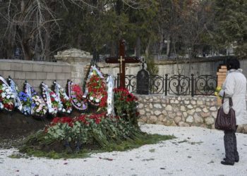 Родные Виктора Януковича не пришли на могилу к сыну на 9 дней