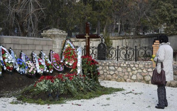 Родные Виктора Януковича не пришли на могилу к сыну на 9 дней