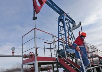 Цена на нефть марки Брент упала до 53 долларов за баррель