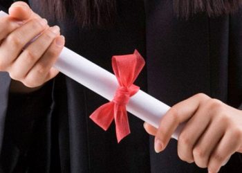 Стало известно, почему высшее образование не делает людей счастливее