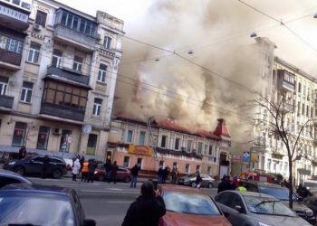 При ликвидации пожара в офисном здании в Киеве погибли два спасателя