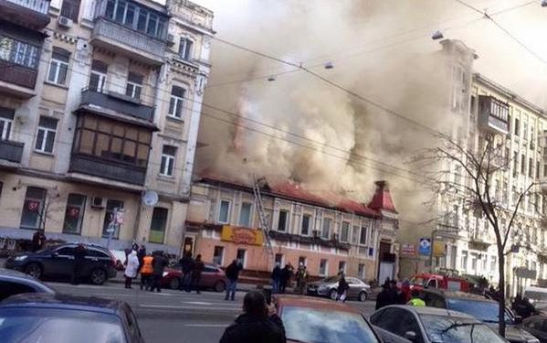 При ликвидации пожара в офисном здании в Киеве погибли два спасателя