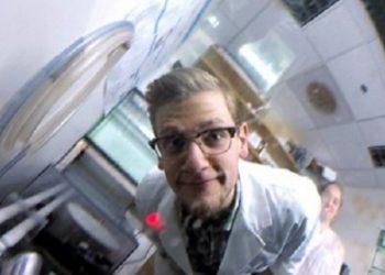 Осьминог сфотографировал исследователя