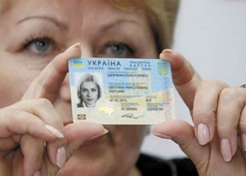 Паспорта украинцев заменят на карточки
