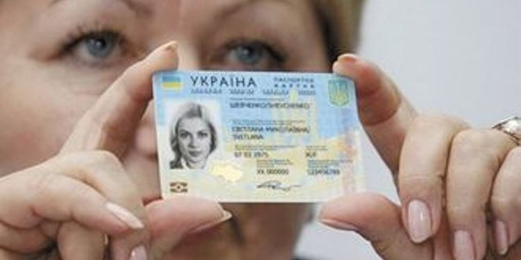 Паспорта украинцев заменят на карточки
