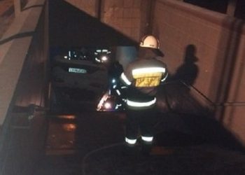 В Киеве авто сбило остановку и въехало в подземный переход