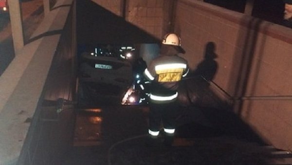 В Киеве авто сбило остановку и въехало в подземный переход