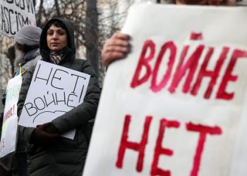 Россияне вышли на антивоенный митинг
