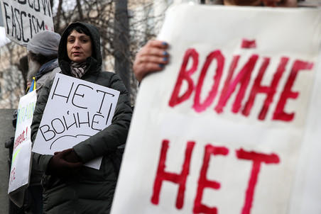 Россияне вышли на антивоенный митинг