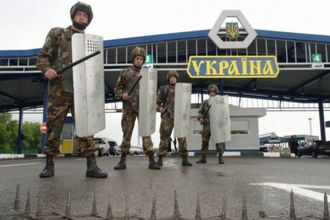 Пограничники задержали грузовики с контрабандными продуктами на линии разграничения Украины с Донбассом