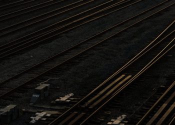 В Киеве электропоезд сбил двух молодых людей