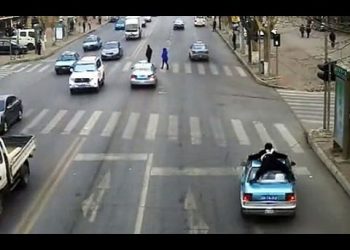 В сети появилось видео с китайским таксистом, который "катал" полицейского на крыше