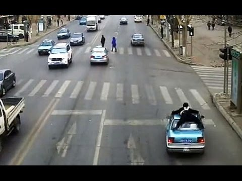 В сети появилось видео с китайским таксистом, который "катал" полицейского на крыше