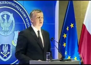 Интернет взорвало видео с польским министром, который перепутал микрофон и лампу