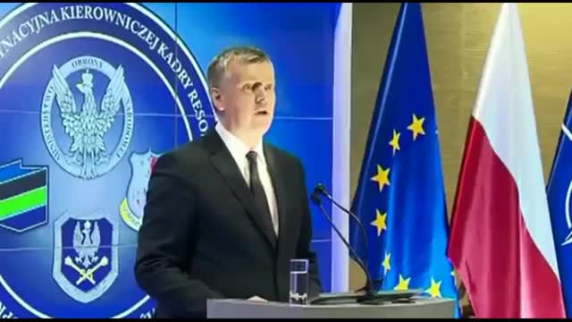Интернет взорвало видео с польским министром, который перепутал микрофон и лампу