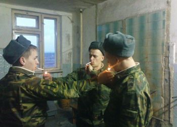Белорусским солдатам запретили курить на ходу