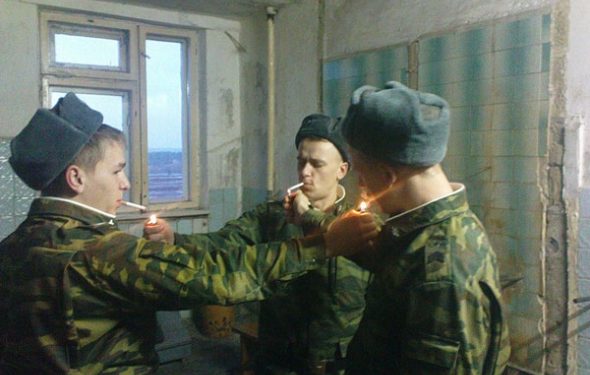 Белорусским солдатам запретили курить на ходу