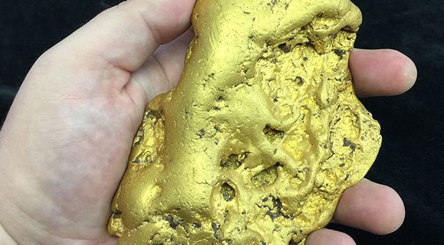 Занудство и недовольство помогло мужчине найти золотой самородок