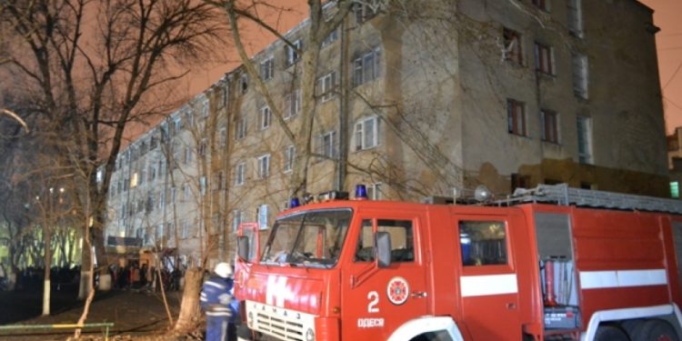Оперативники эвакуировали 150 студентов из горящего общежития в Одессе