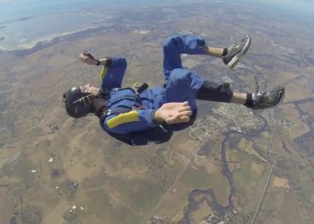 Интернет взорвало видео с невероятным спасением парашютиста