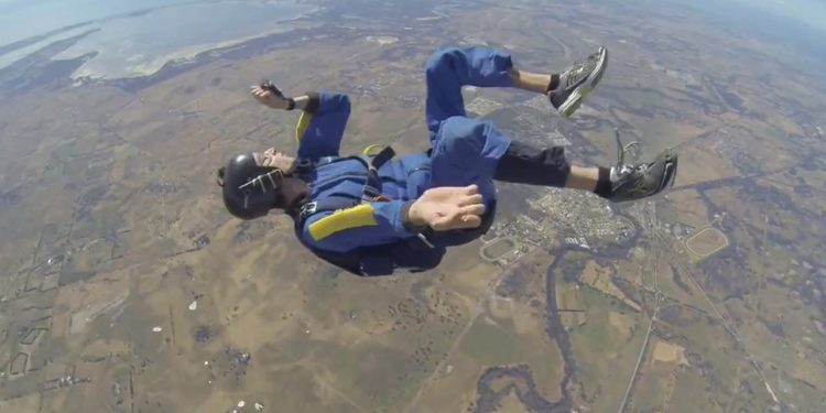 Интернет взорвало видео с невероятным спасением парашютиста